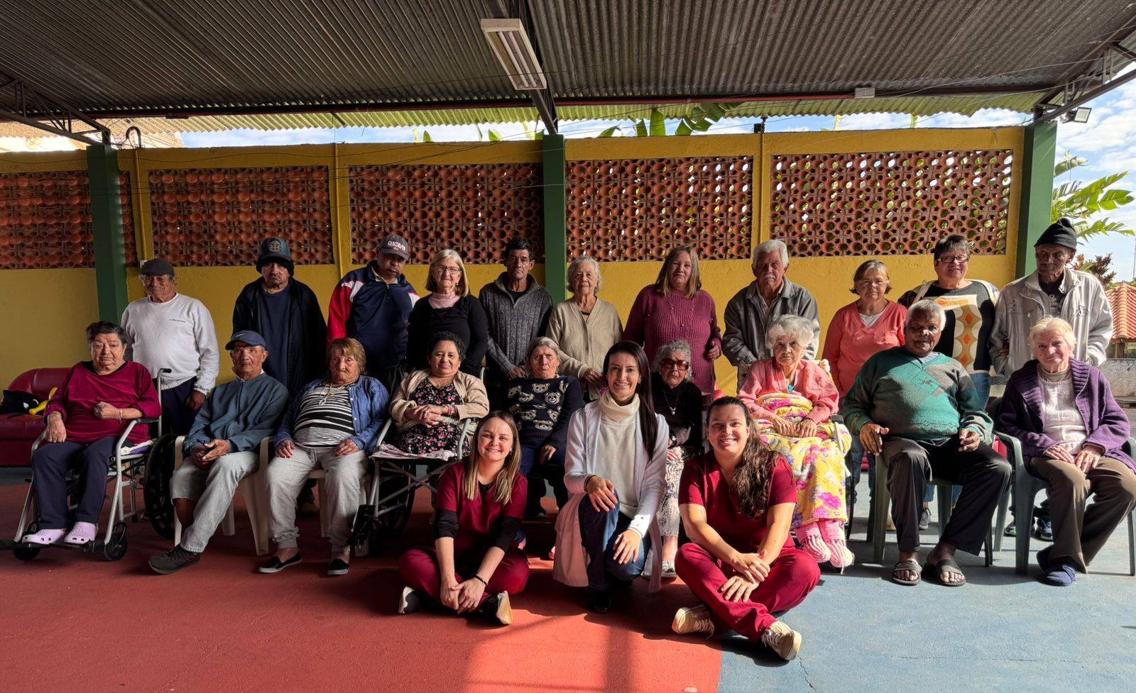 Residentes e equipe do Lar Vicentino de Itapeva
